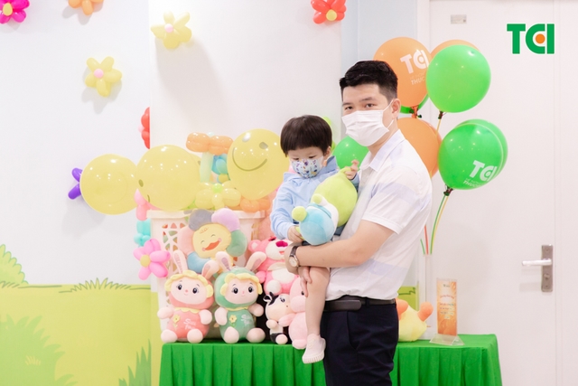 Ảnh Tặng quà 1/6 cho bé
