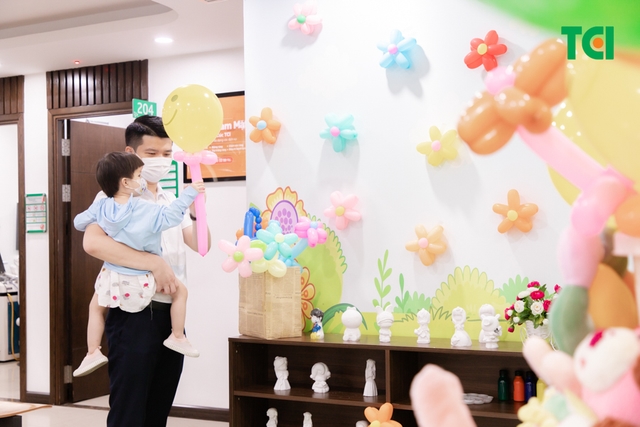 Ảnh Tặng quà 1/6 cho bé