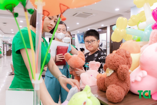 Ảnh Tặng quà 1/6 cho bé