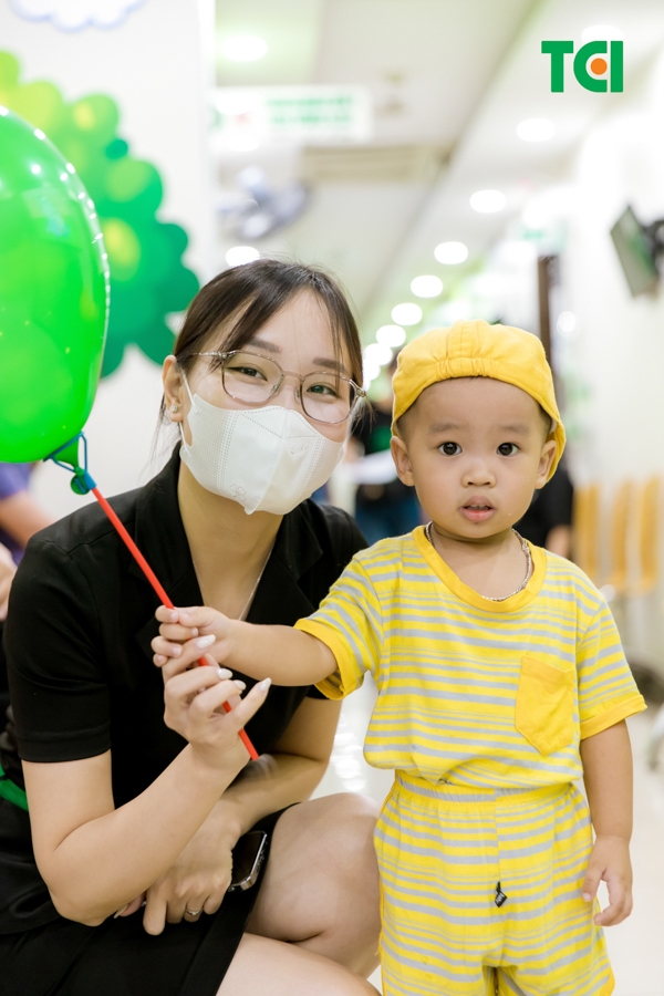 Ảnh Tặng quà Trung thu cho bé
