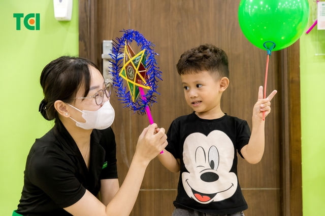 Ảnh Tặng quà Trung thu cho bé