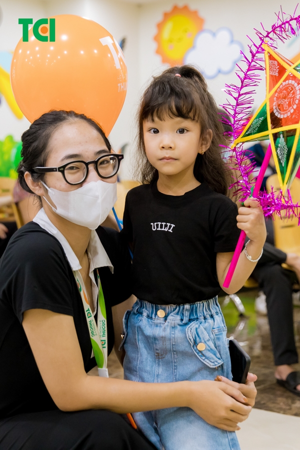 Ảnh Tặng quà Trung thu cho bé