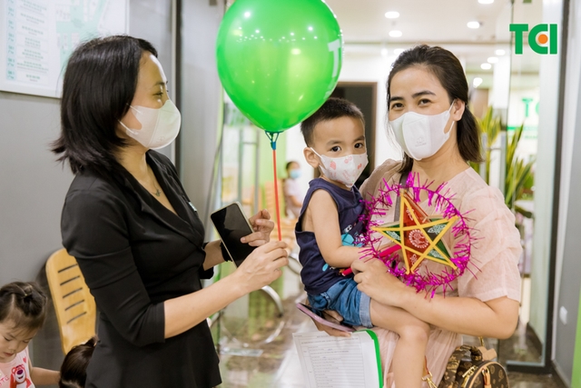 Ảnh Tặng quà Trung thu cho bé