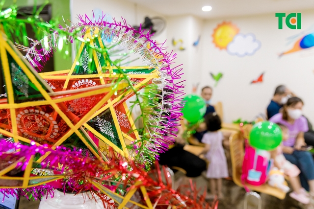 Ảnh Tặng quà Trung thu cho bé