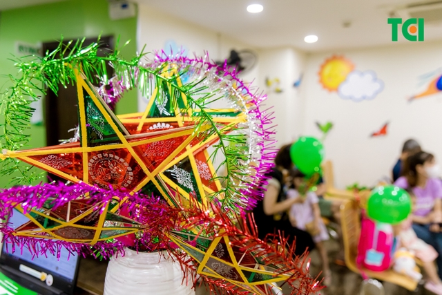 Ảnh Tặng quà Trung thu cho bé