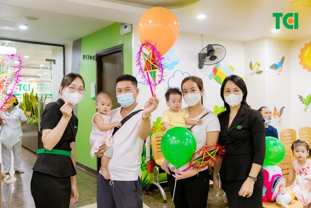 Ảnh Tặng quà Trung thu cho bé