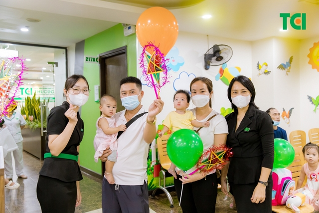 Ảnh Tặng quà Trung thu cho bé