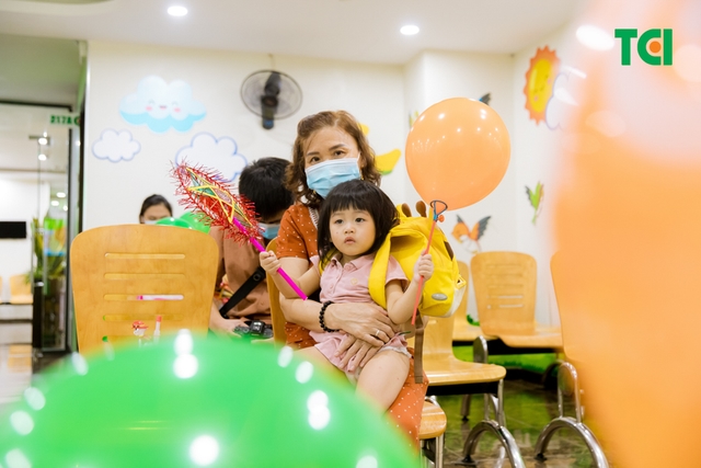 Ảnh Tặng quà Trung thu cho bé