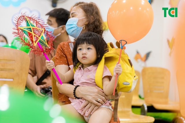 Ảnh Tặng quà Trung thu cho bé