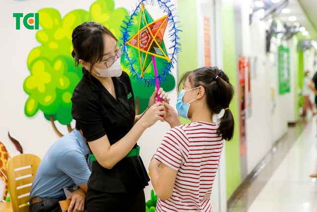 Ảnh Tặng quà Trung thu cho bé