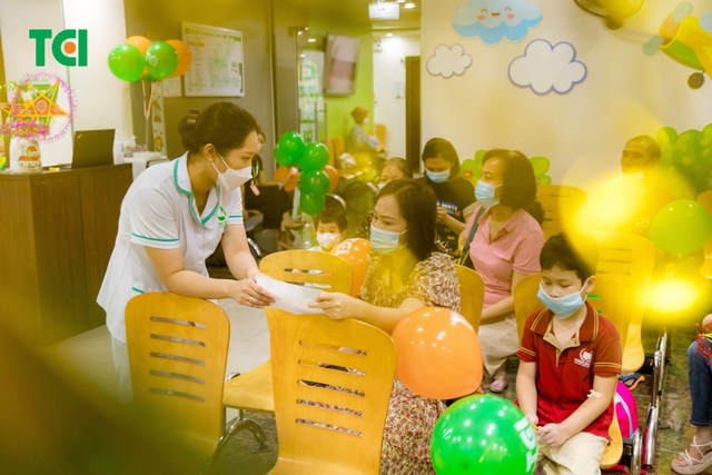 Ảnh Tặng quà Trung thu cho bé