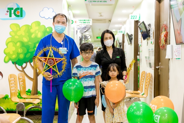 Ảnh Tặng quà Trung thu cho bé