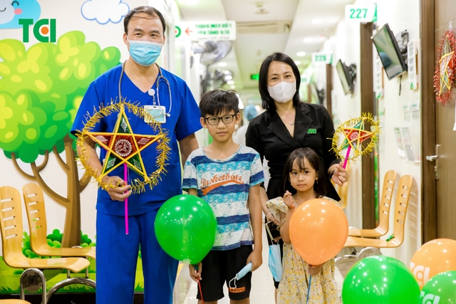 Ảnh Tặng quà Trung thu cho bé
