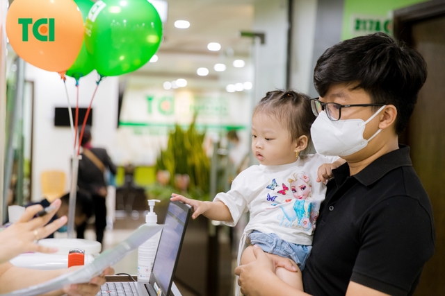 Ảnh Tặng quà Trung thu cho bé
