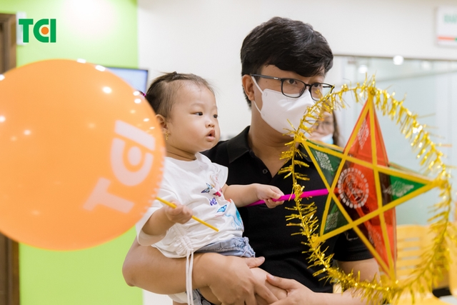 Ảnh Tặng quà Trung thu cho bé