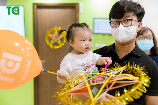 Ảnh Tặng quà Trung thu cho bé