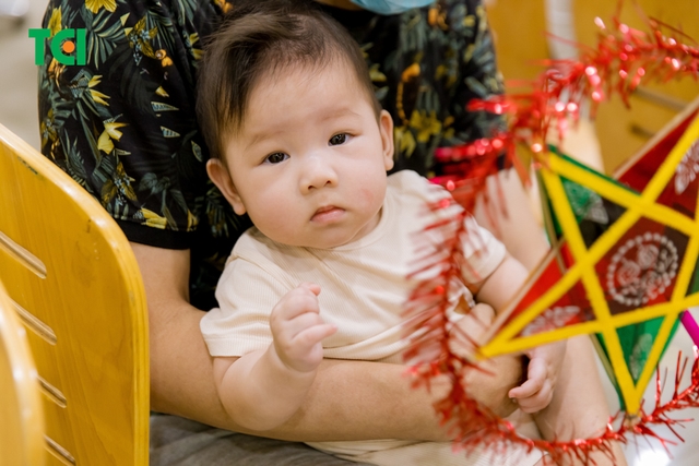 Ảnh Tặng quà Trung thu cho bé