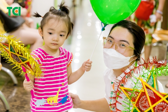Ảnh Tặng quà Trung thu cho bé