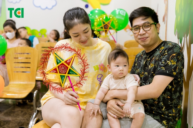 Ảnh Tặng quà Trung thu cho bé