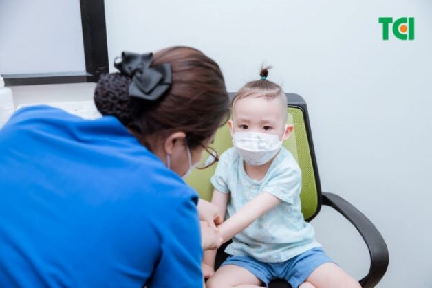 Trẻ xuất hiện triệu chứng bất thường nên đi khám để phát hiện và điều trị bệnh sớm