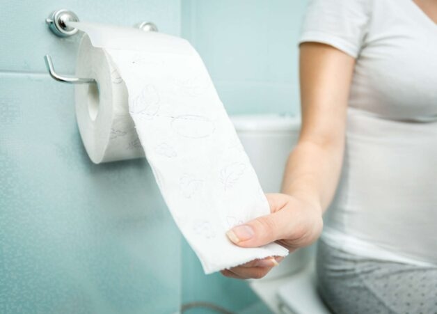 Thói quen đại tiện cũng có thể gây ra bệnh trĩ
