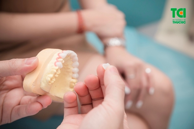 Bọc răng toàn sứ khắc phục nhiều nhược điểm của mão răng sứ kim loại