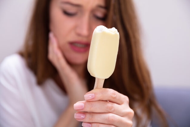 Răng sâu thường ê buốt, đau nhức khi bị kích thích bởi đồ ăn thức uống quá nóng hoặc quá lạnh.