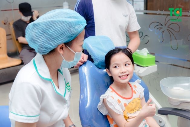 Đến các cơ sở nha khoa để được bác sĩ thăm khám và tư vấn cách chỉnh sửa răng