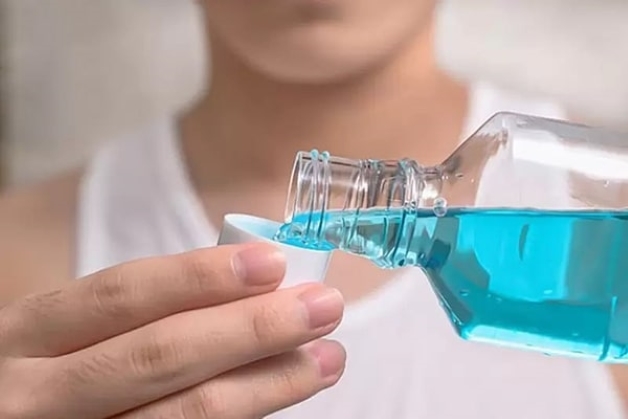 Loại bỏ cao răng bằng nước súc miệng