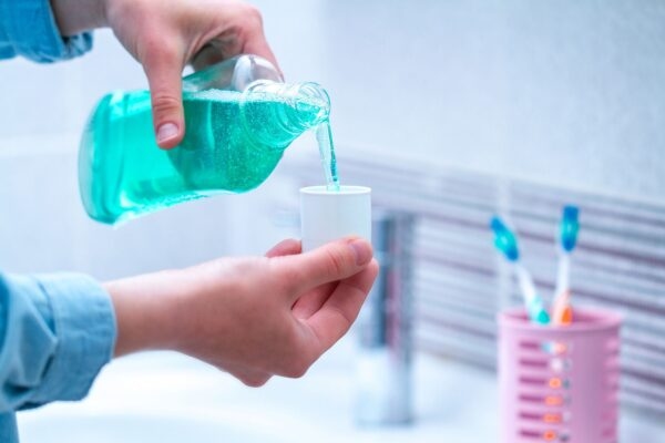 Tại sao nước súc miệng sạch cao răng và cho hơi thở thơm mát?