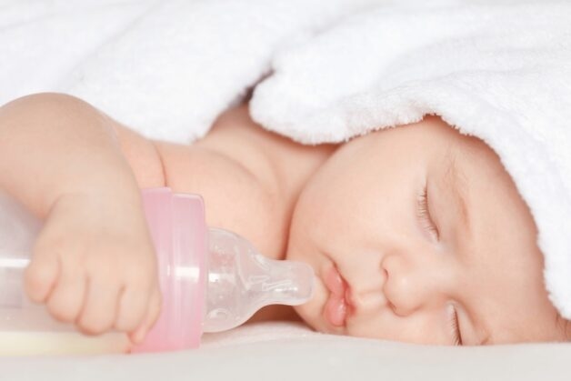 Trẻ nhỏ bú bình kéo dài với sữa và các loại chất ngọt khác, nhất là bú trong khi ngủ, có nguy cơ sâu răng cao.