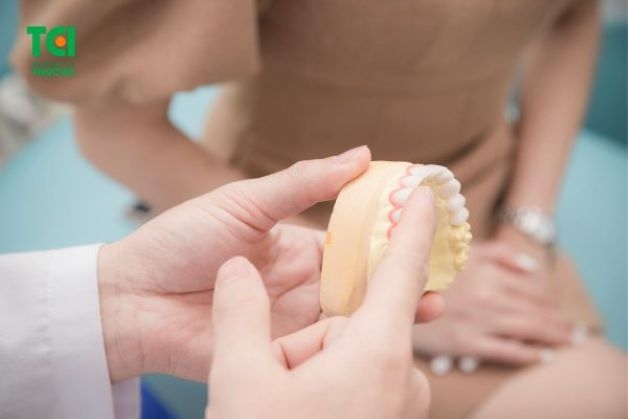 Bệnh nhân sâu răng cửa cần đi khám để được bác sĩ kiểm tra, tư vấn giải pháp điều trị phù hợp, hiệu quả