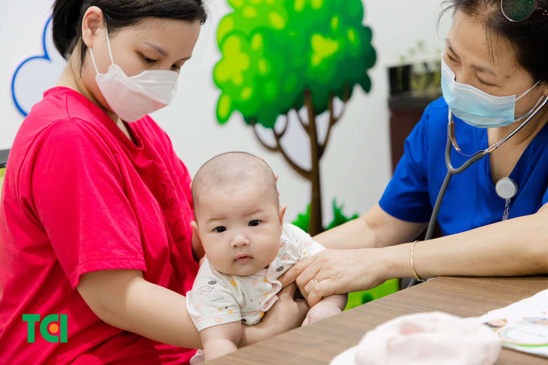 Trẻ được khám sàng lọc trước khi tiêm tại phòng tiêm chủng Thu Cúc TCI