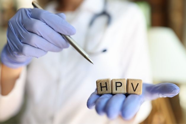 Nguy cơ mắc HPV nam giới cao hơn ở những đối tượng có nhiều bạn tình do đó cần tiêm vắc xin hpv cho nam giới càng sớm càng tốt