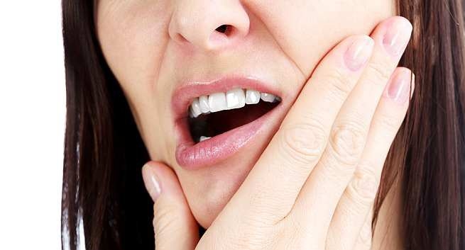 Biểu hiện thường gặp của bệnh uốn ván là co cứng cơ hàm