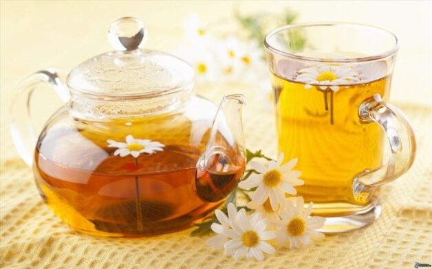 Uống trà thảo mộc là cách cải thiện mất ngủ dễ thực hiện