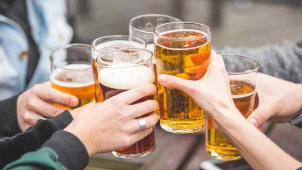 Uống nhiều bia rượu ngày Tết gây tổn thương hệ tiêu hóa