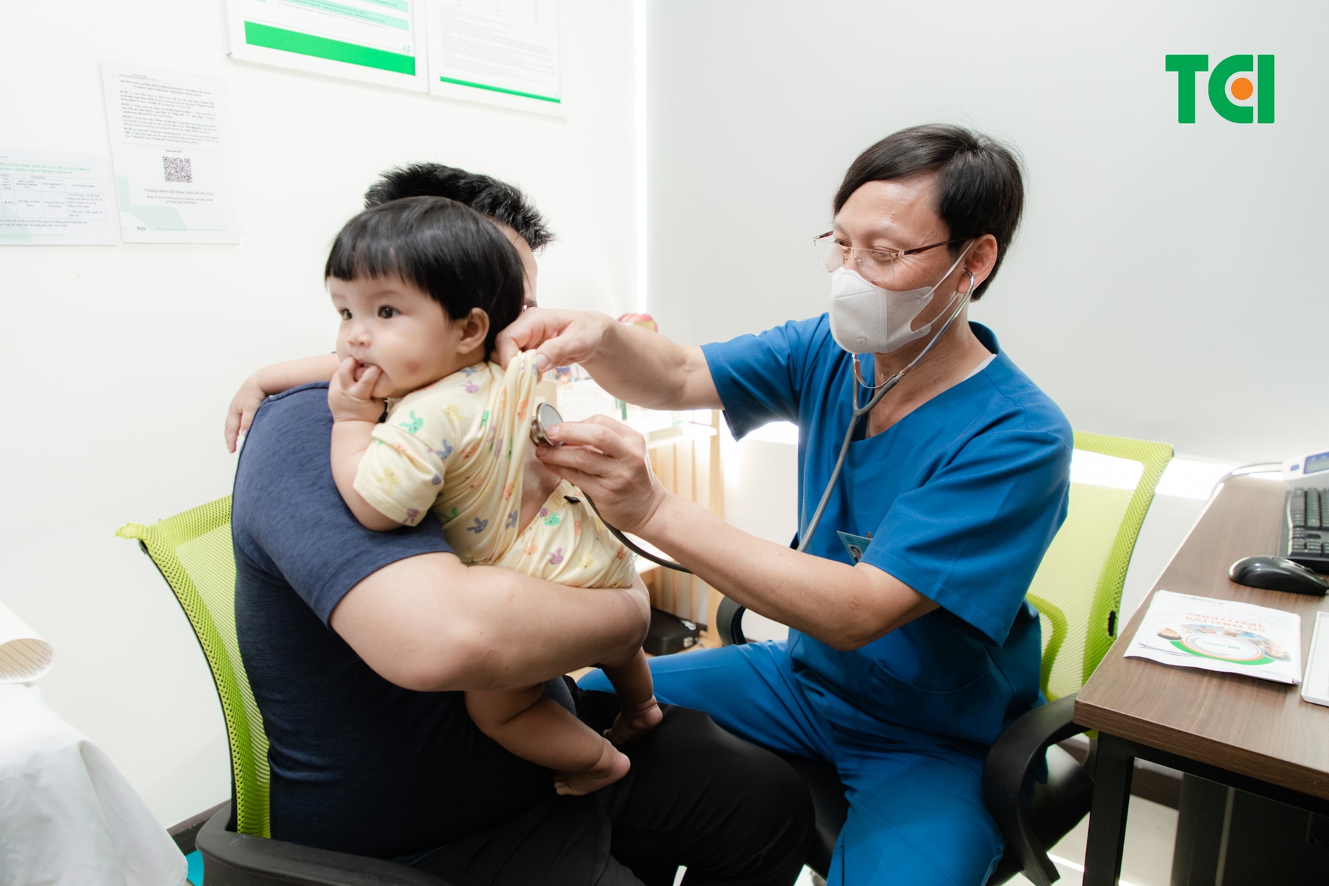 Bệnh sởi thường xuất hiện kèm triệu chứng như phát ban toàn thân, sốt, ho khan, sưng mí mắt, chảy nước mũi,...