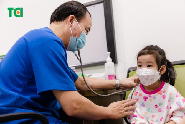 Để phát hiện hen phế quản ở trẻ, bác sĩ cần thực hiện thăm khám bằng một quá trình nhiều bước. 