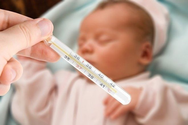 Trẻ bị sốt sau tiêm chủng là phản ứng phụ thông thường
