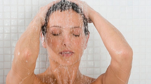 Sau khi tiêm vacxin có được tắm không là thắc mắc của nhiều người