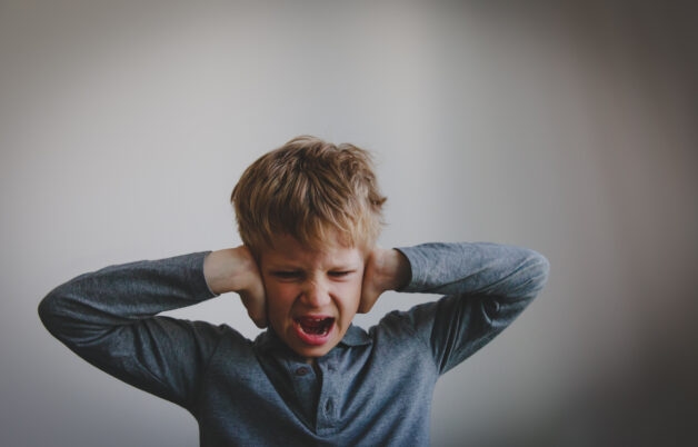Co giật khi sốt cao tái đi tái lại có thể khiến trẻ sợ hãi.