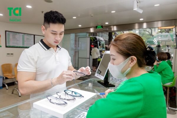 Nguyên nhân khiến tròng kính cận bị ố vàng