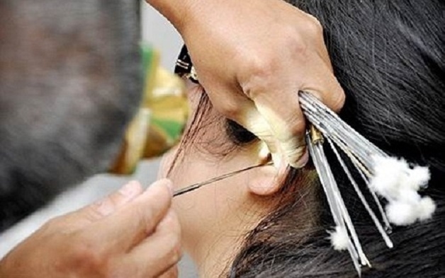 viêm tai giữa người lớn vì lấy ráy tai tiệm cắt tóc
