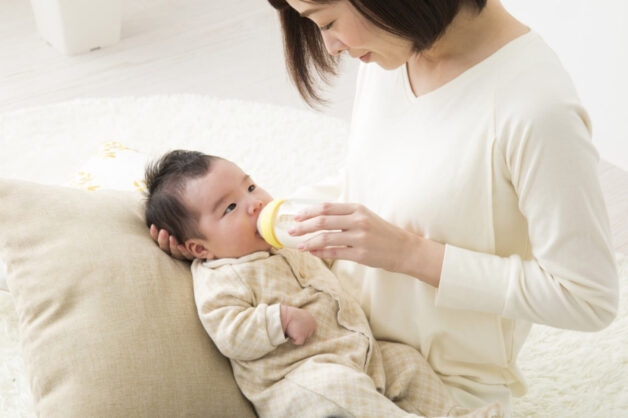 Bú đúng tư thế là rất quan trọng để hạn chế viêm tai giữa ở trẻ tái phát.