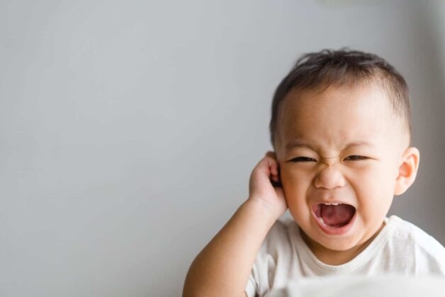 Dấu hiệu của viêm tai ngoài ở trẻ thường bao gồm: Đau tai (đặc biệt là khi bố mẹ sờ/chạm vào tai), ngứa tai, sưng và căng tức tai; tai chảy mủ; nếu phát sinh do nấm, khu vực tai ngoài có thể xuất hiện một lớp vảy trắng hoặc vàng; trẻ trở nên nhạy cảm với âm thanh, thường tránh né các khu vực nhiều tiếng ồn hoặc tránh né các tình huống mà tiếng ồn có thể phát sinh.
