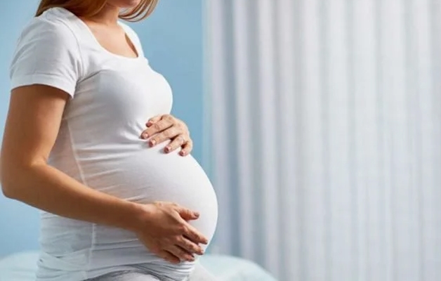 Phụ nữ mang thai là đối tượng cần được xét nghiệm chức năng tuyến giáp thường xuyên.