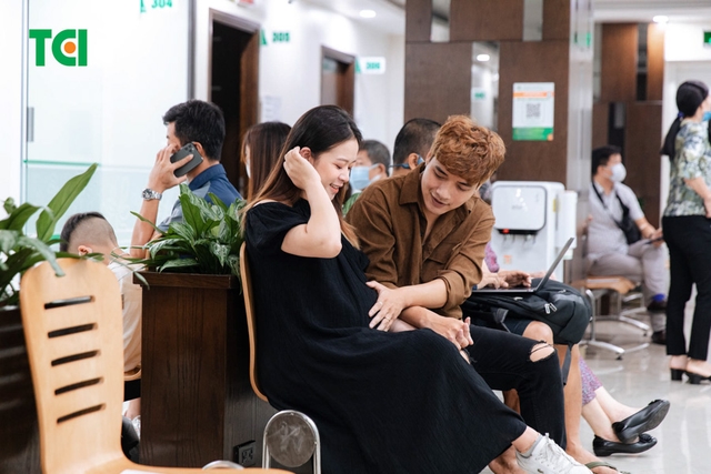 Ảnh Tiktoker triệu follower Đào Nguyễn Ánh trải nghiệm cùng vợ bầu tại TCI