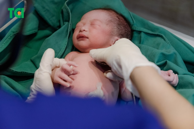 Ảnh Tiktoker triệu follower Đào Nguyễn Ánh trải nghiệm cùng vợ bầu tại TCI