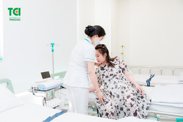 Ảnh Gia đình cầu thủ Lê Thanh Bình khám thai tại TCI